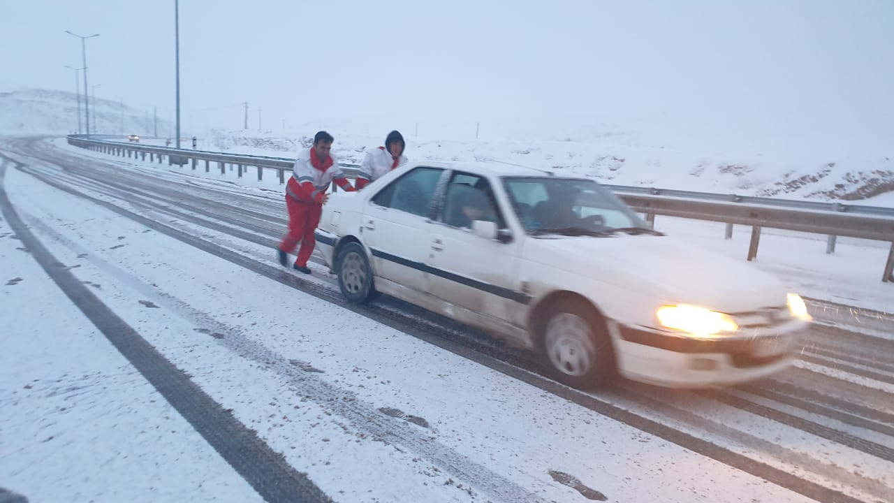 رهاسازی ۸۱ دستگاه خودرو گرفتار شده در کولاک استان آذربایجان غربی